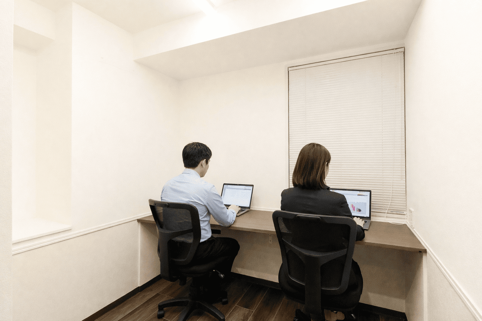 個室オフィス302